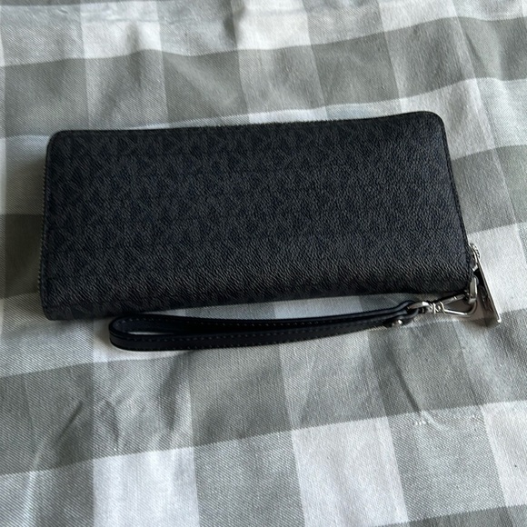 Michael Kors Wallet - Picture 2 of 5
